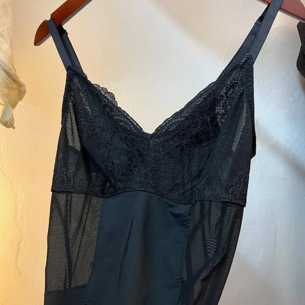 Black Lace Bodysuit – Elegant & Stretchy Fit - Picture 4 of 4